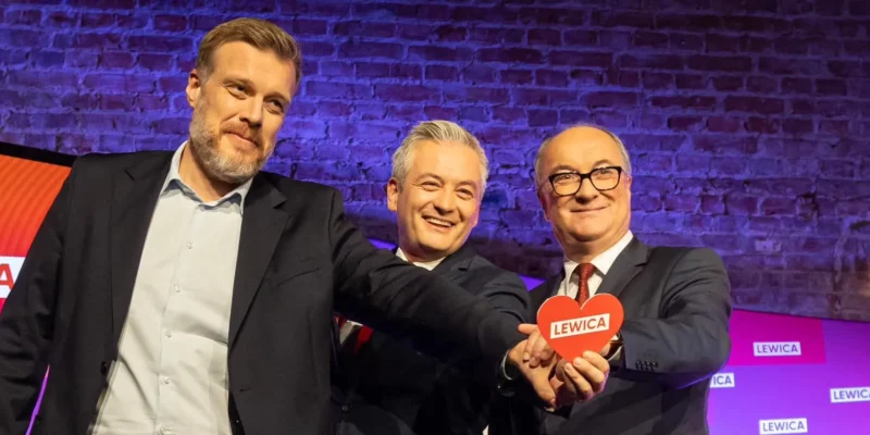 Na zdjęciu widoczne są trzy osoby, które uśmiechają się i trzymają symboliczne serce z napisem "LEWICA" w atmosferze radosnego wydarzenia.