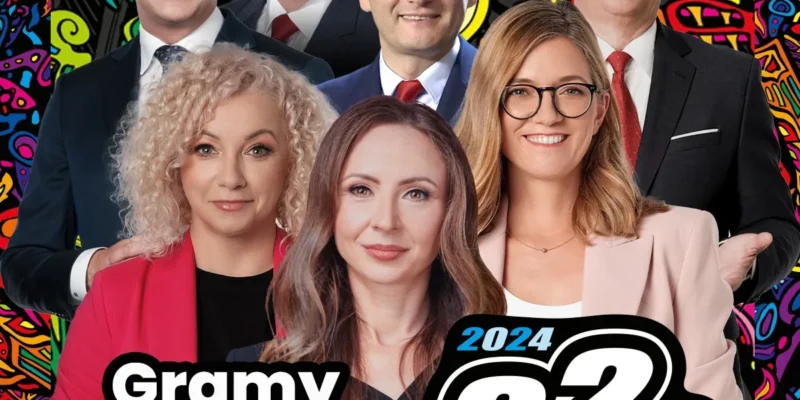 Grupa osób w garniturach i eleganckich ubraniach na kolorowym, wzorzystym tle, z napisem Gramy wspólnie z WOŚP i logo 32. finału Wielkiej Orkiestry Świątecznej Pomocy.