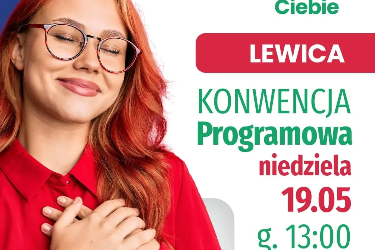 Uśmiechnięta młoda kobieta z czerwonymi włosami i okularami, ubrana na czerwono, stoi obok plakatu z napisem Lewica – Konwencja Programowa i hasłem „Europa dla Ciebie” wraz z datą 19.05.