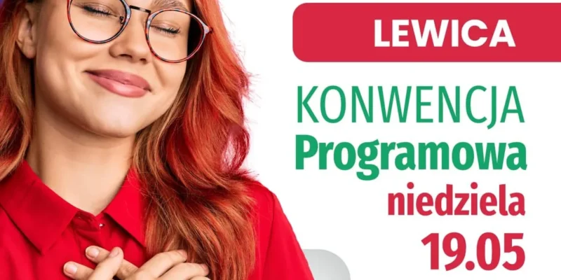 Uśmiechnięta młoda kobieta z czerwonymi włosami i okularami, ubrana na czerwono, stoi obok plakatu z napisem Lewica – Konwencja Programowa i hasłem „Europa dla Ciebie” wraz z datą 19.05.