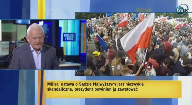 Podzielony ekran programu informacyjnego: w studiu siedzi starszy mężczyzna, obok widać tłum protestujących z polskimi flagami, a żółty pasek informacyjny cytuje apel o zawetowanie ustawy o Sądzie Najwyższym.