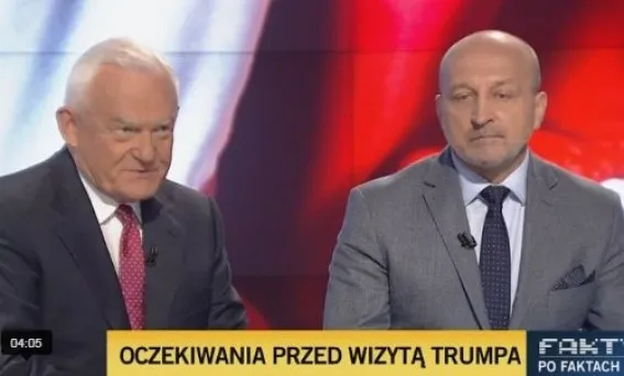 Dwaj mężczyźni w garniturach siedzą w studiu telewizyjnym z czerwono‑białym tłem, a na pasku informacyjnym widnieje napis „OCZEKIWANIA PRZED WIZYTĄ TRUMPA”.