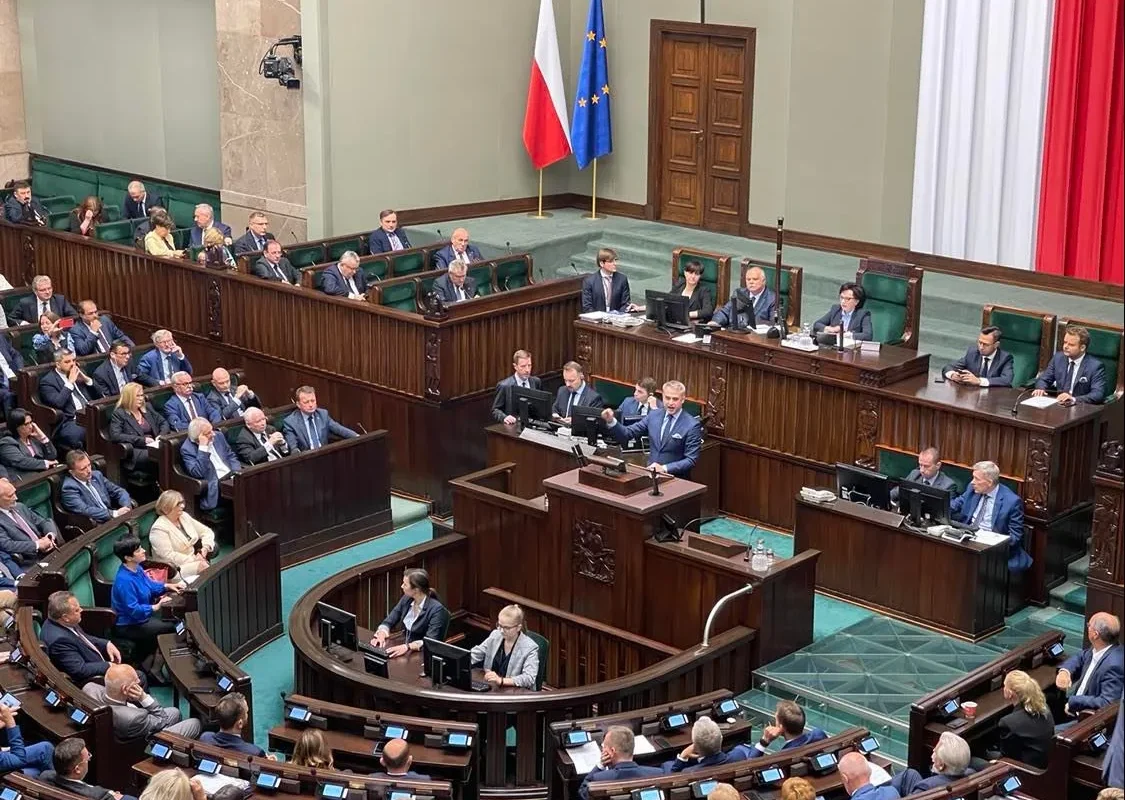 Zdjęcie przedstawia salę obrad Sejmu, w której posłowie uczestniczą w dyskusji.