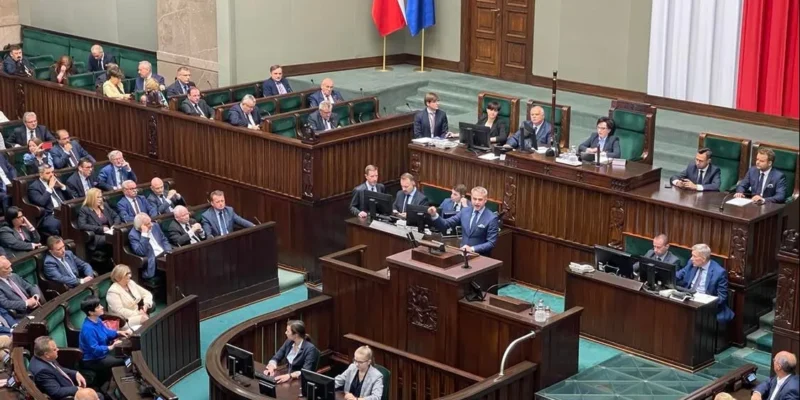 Zdjęcie przedstawia salę obrad Sejmu, w której posłowie uczestniczą w dyskusji.