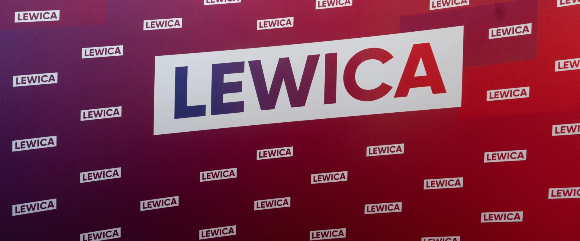 Tło w odcieniach purpury i czerwieni z licznymi napisami LEWICA oraz dużym napisem LEWICA w białej ramce, upamiętniające uchwałę Rady Krajowej Nowej Lewicy z okazji 25. rocznicy Konstytucji RP.