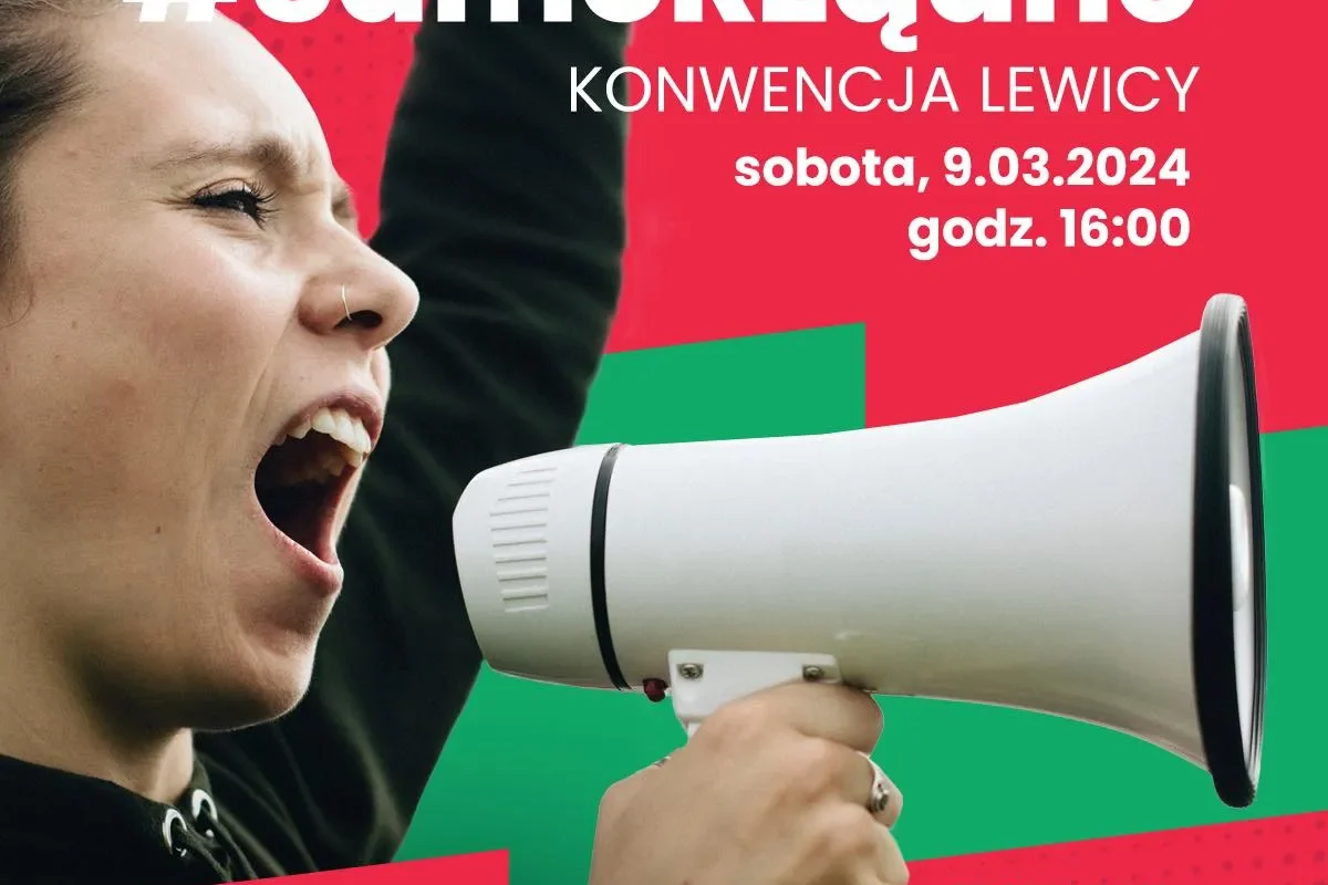 Kobieta trzyma megafon i głośno krzyczy na tle plakatu promującego konwencję Lewicy „#SamoRządne”.