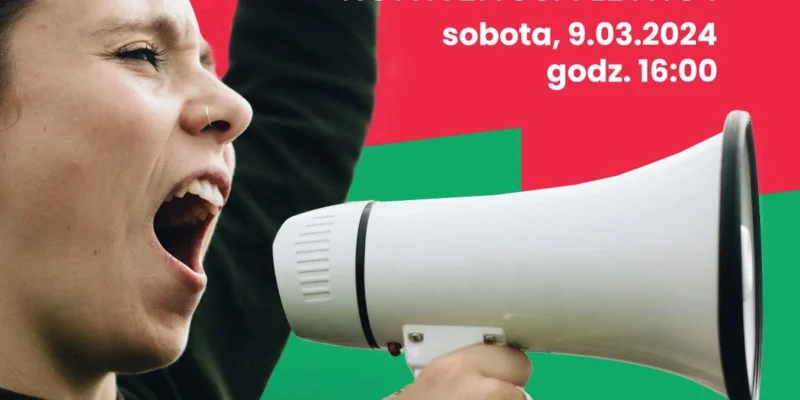 Kobieta trzyma megafon i głośno krzyczy na tle plakatu promującego konwencję Lewicy „#SamoRządne”.