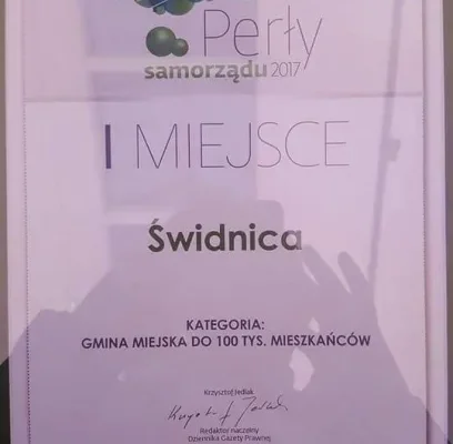 Rama z dyplomem "Perły samorządu 2017" przyznającym Świdnicy I miejsce w kategorii gmina miejska do 100 tys. mieszkańców (Dziennik Gazeta Prawna, Deloitte).