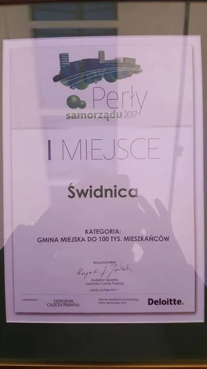 Rama z dyplomem "Perły samorządu 2017" przyznającym Świdnicy I miejsce w kategorii gmina miejska do 100 tys. mieszkańców (Dziennik Gazeta Prawna, Deloitte).