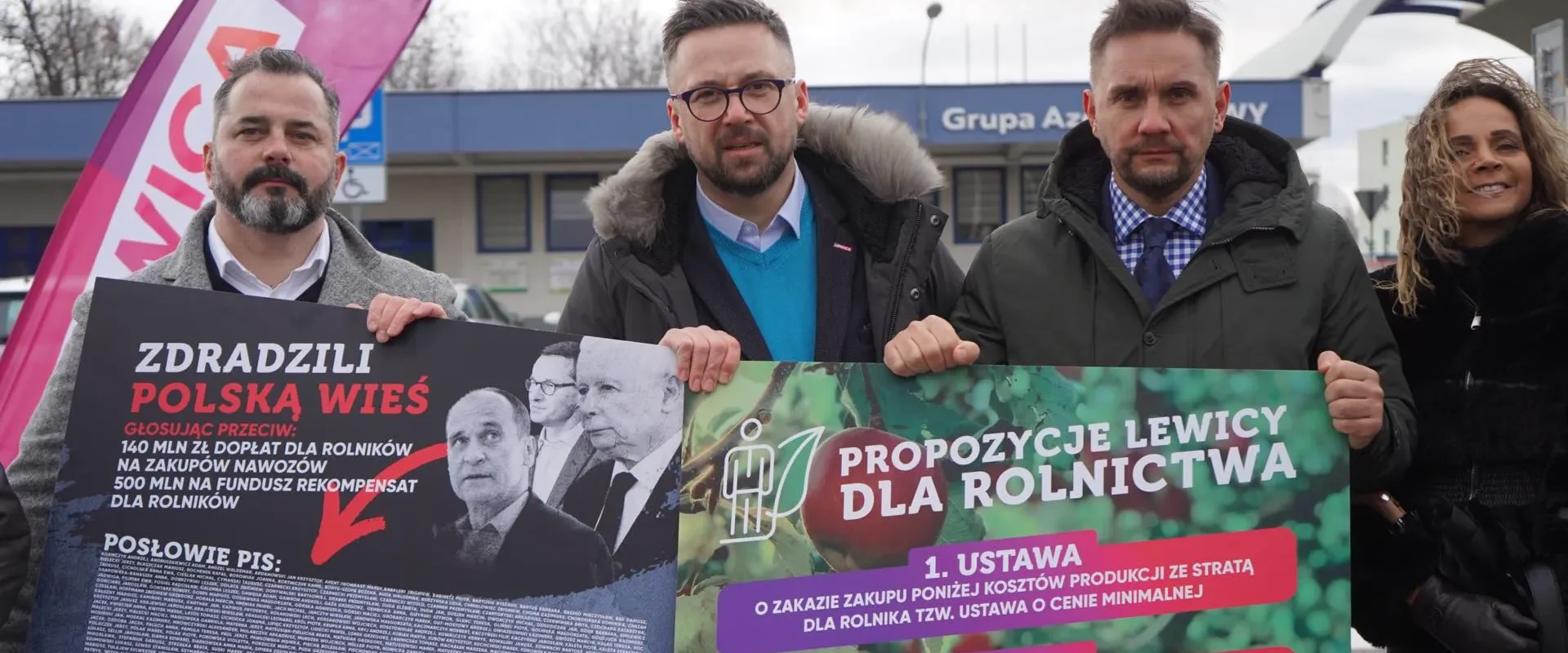 Grupa ludzi stojąca na zewnątrz w Puławach trzyma baner z hasłem „Aby nigdy więcej rolnik nie musiał sprzedawać poniżej kosztów produkcji”, wyrażając obronę polskiej wsi.