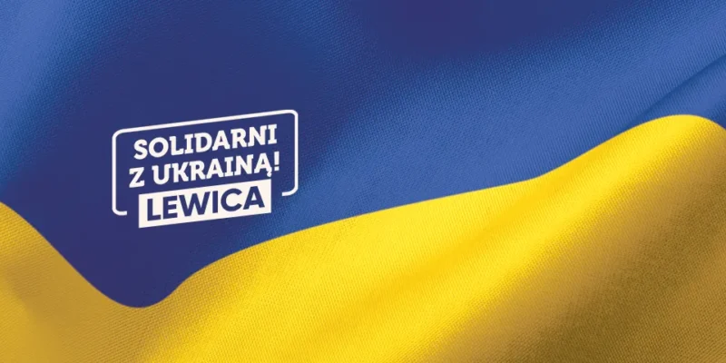 Flaga Ukrainy falująca w niebiesko-żółtych barwach z napisem Solidarni z Ukrainą Lewica.