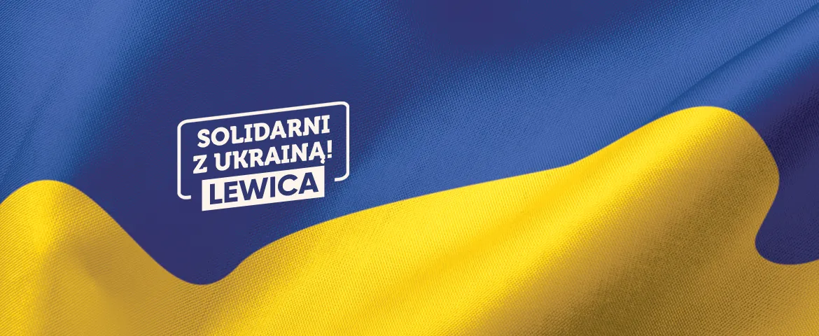 Flaga Ukrainy falująca w niebiesko-żółtych barwach z napisem Solidarni z Ukrainą Lewica.