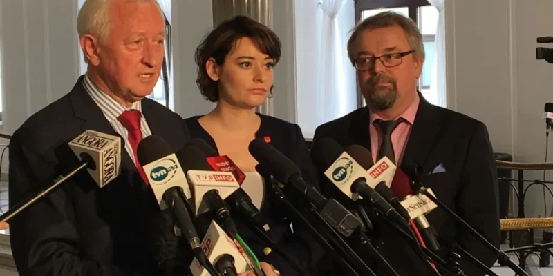 Trzy osoby stoją przed wieloma mikrofonami podczas konferencji prasowej o prawach socjalnych w Europie.