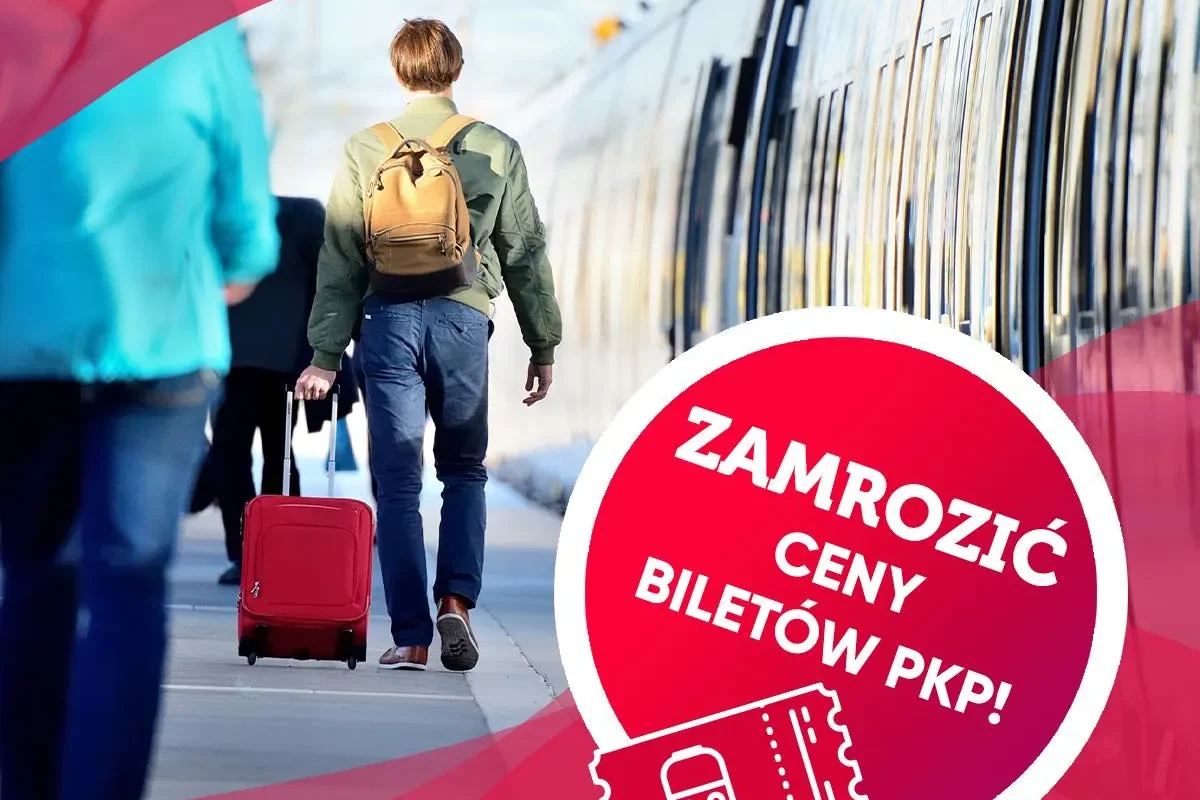 Na zdjęciu widać osobę idącą w stronę pociągu na stacji, trzymającą czerwoną walizkę, z hasłem promującym zamrożenie cen biletów PKP.