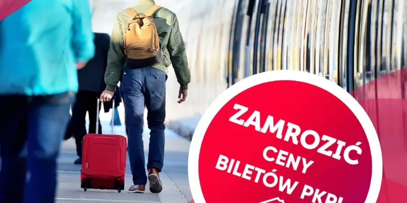 Na zdjęciu widać osobę idącą w stronę pociągu na stacji, trzymającą czerwoną walizkę, z hasłem promującym zamrożenie cen biletów PKP.