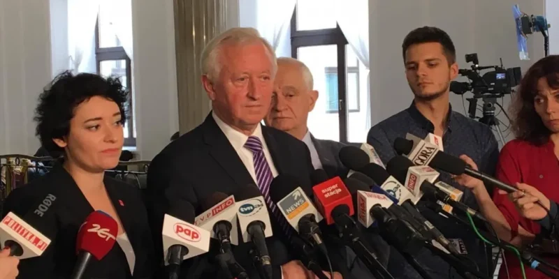 Politycy udzielają na konferencji prasowej oświadczenia przed licznymi mikrofonami i kamerami, komentując możliwą koalicję CDU/CSU, FDP i Zielonych.