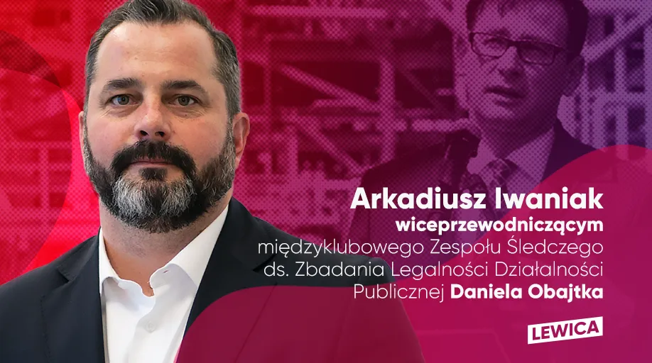 Portret Arkadiusza Iwaniaka, wiceprzewodniczącego międzyklubowego Zespołu Śledczego ds. Zbadania Legalności Działalności Publicznej Daniela Obajtka, na różowo-fioletowym tle z logo Lewica.