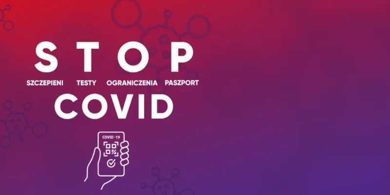 Graficzny plakat z gradientowym tłem, na którym widnieje duży napis STOP COVID oraz mniejsze hasła Szczepieni, Testy, Ograniczenia, Paszport, a także rysunek dłoni trzymającej telefon z kodem QR.