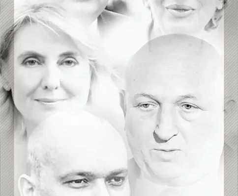 Czarno-biały kolaż pięciu portretów twarzy z zapaloną świeczką i napisem "PAMIĘTAMY".