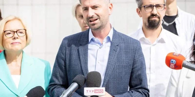 Na zdjęciu widoczni są politycy podczas konferencji prasowej.