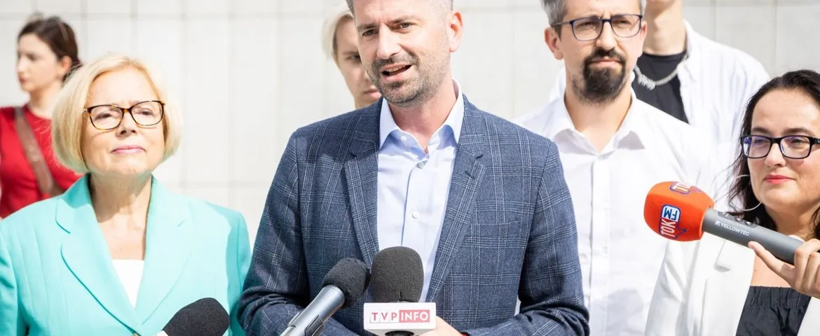 Na zdjęciu widoczni są politycy podczas konferencji prasowej.