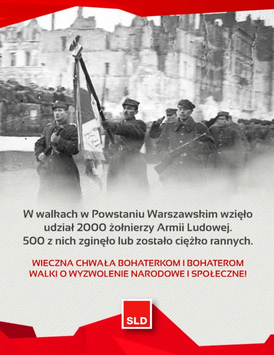 Czarno-białe, historyczne zdjęcie przedstawiające żołnierzy Armii Ludowej maszerujących z chorągwią na tle zrujnowanych budynków Warszawy podczas Powstania Warszawskiego.