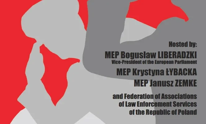 Plakat konferencji w Parlamencie Europejskim (Bruksela) o tytule „Represje wobec emerytowanych funkcjonariuszy i oficerów wojskowych w Polsce” z czerwono‑szaro‑białą grafiką sylwetek oraz informacjami o organizatorach i dacie.