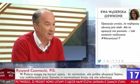 Mężczyzna w czerwonym swetrze mówi w studiu telewizyjnym, obok widoczny zrzut ekranu z tweetem i pasek informacyjny o sporach politycznych dotyczących PiS i prac Senatu.