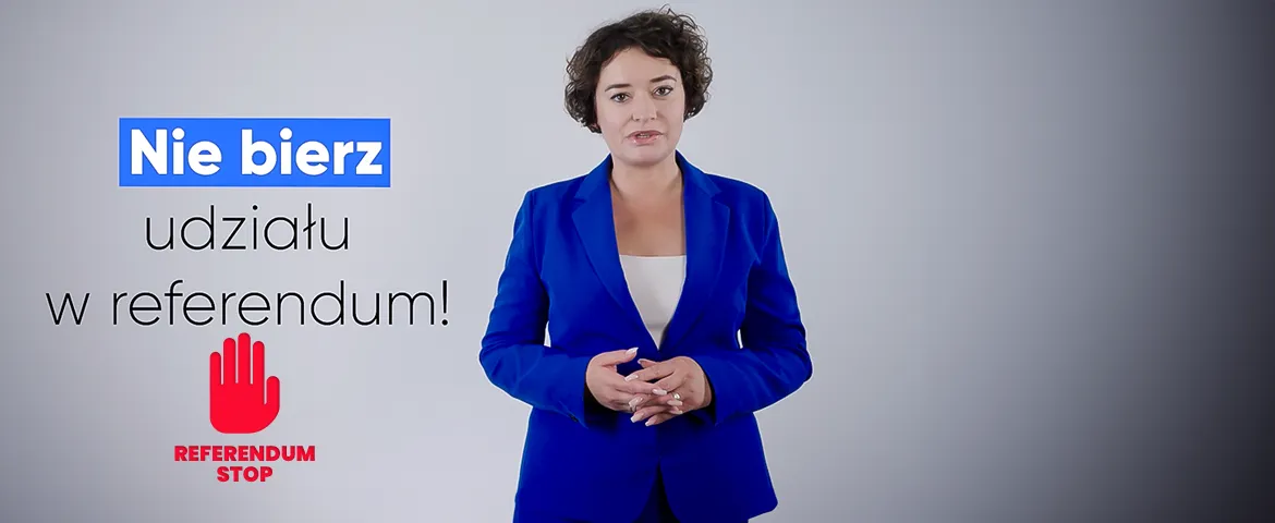 Kobieta w niebieskim garniturze stoi na szarym tle, obok widoczny jest napis Nie bierz udziału w referendum oraz czerwony symbol dłoni z napisem Referendum Stop.