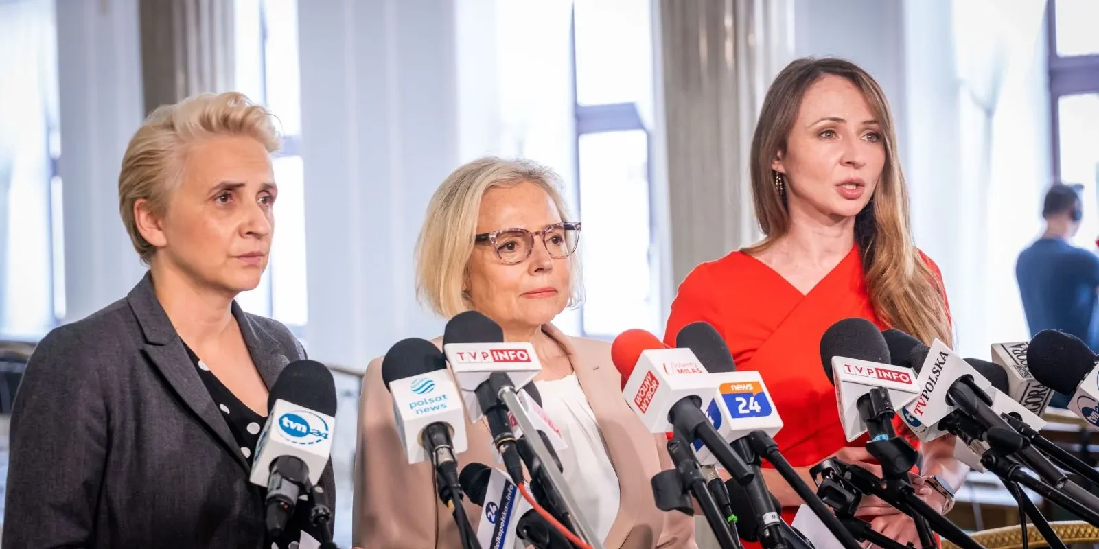 Trzy kobiety stojące za mikrofonami na konferencji prasowej, omawiające kwestię dofinansowania in vitro z budżetu państwa.