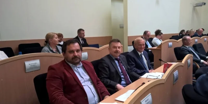 Radni klubu SLD siedzą w ławkach Sejmiku Województwa Zachodniopomorskiego podczas obrad.