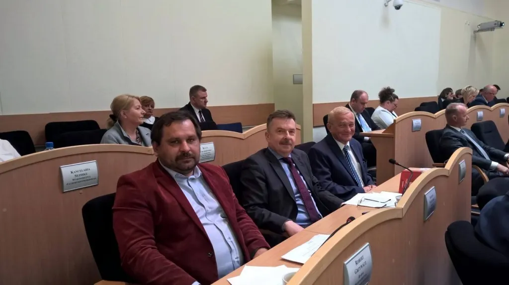 Radni klubu SLD siedzą w ławkach Sejmiku Województwa Zachodniopomorskiego podczas obrad.