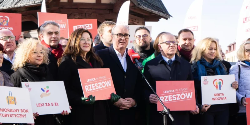 Na zdjęciu grupa osób z ugrupowania Lewica stoi na zewnątrz, prezentując transparenty związane z programem wyborczym w Rzeszowie.