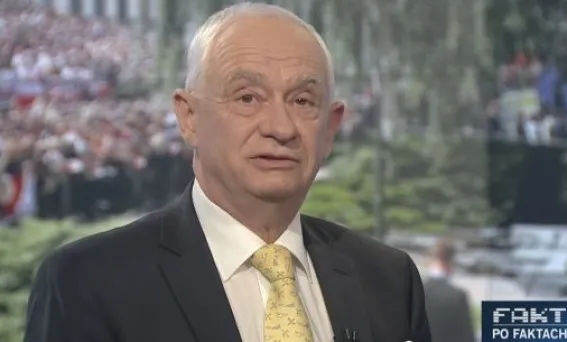 Mężczyzna w garniturze i żółtym krawacie przemawia w studiu telewizyjnym podczas dyskusji o ryzyku podpisania memorandum w sprawie rakiet Patriot.