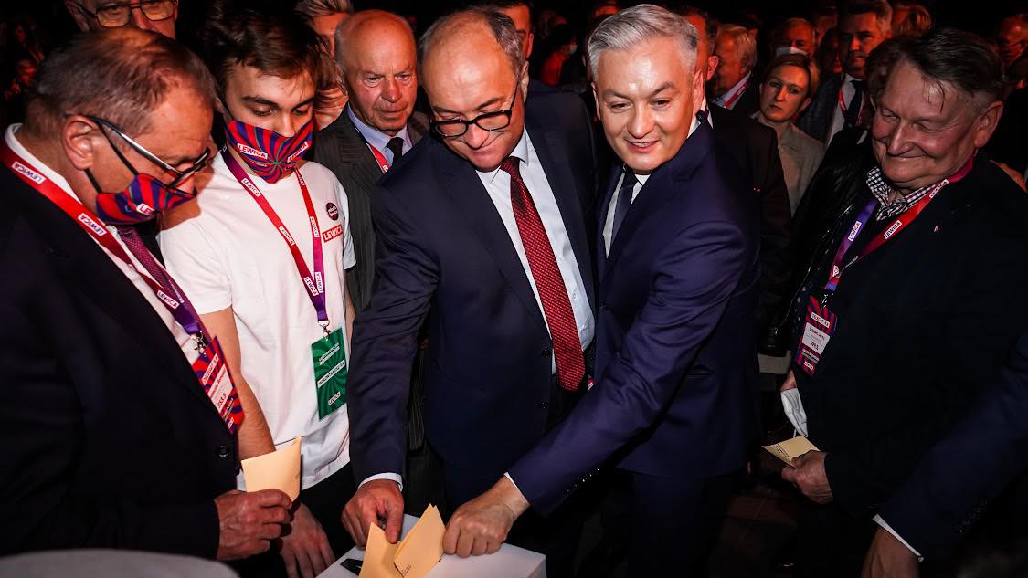 Uczestnicy kongresu biorą udział w głosowaniu, wrzucając karty do urny.