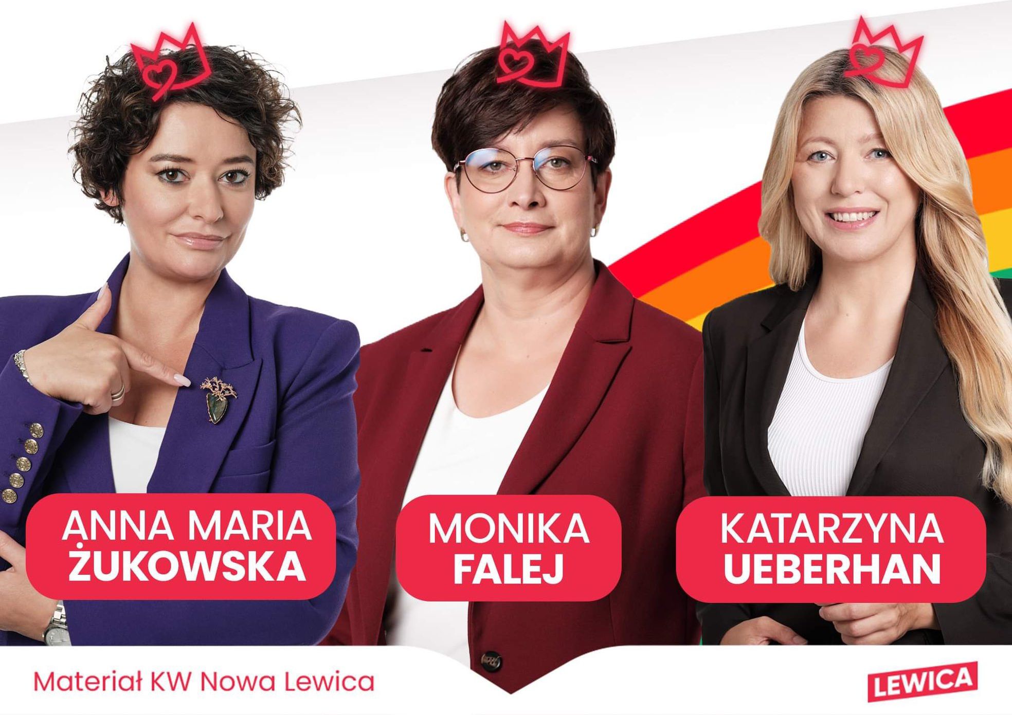 Trzy kobiety w garniturach stoją na białym tle z kolorowym, tęczowym akcentem w tle i czerwonymi plakietkami z podpisami, będące kandydatkami Lewicy do nagrody Korony Równości.