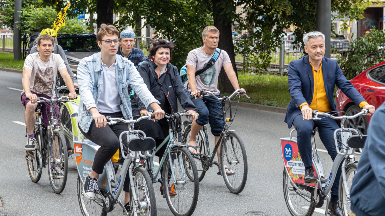 Grupa uczestników Masa Krytycznej, pieszych i rowerzystów, jedzie ulicą Puławską.