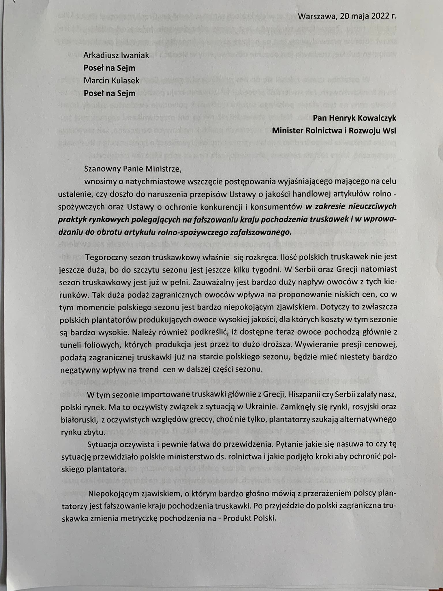 Strona pisma urzędowego z Warszawy datowanego na 20 maja 2022 roku, skierowanego do ministra rolnictwa Henryka Kowalczyka i podpisanego przez posłów Arkadiusza Iwaniaka i Marcina Kulaska, dotyczącego nieuczciwych praktyk rynkowych i fałszowania pochodzenia truskawek.
