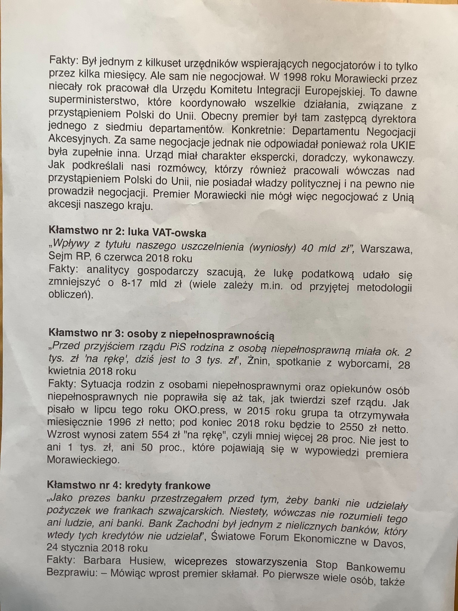 Dokument przedstawia fakty i kłamstwa dotyczące różnych kwestii, w tym negocjacji związanych z przystąpieniem Polski do Unii Europejskiej, wpływu luki VAT-owskiej oraz sytuacji osób z niepełnosprawnością.