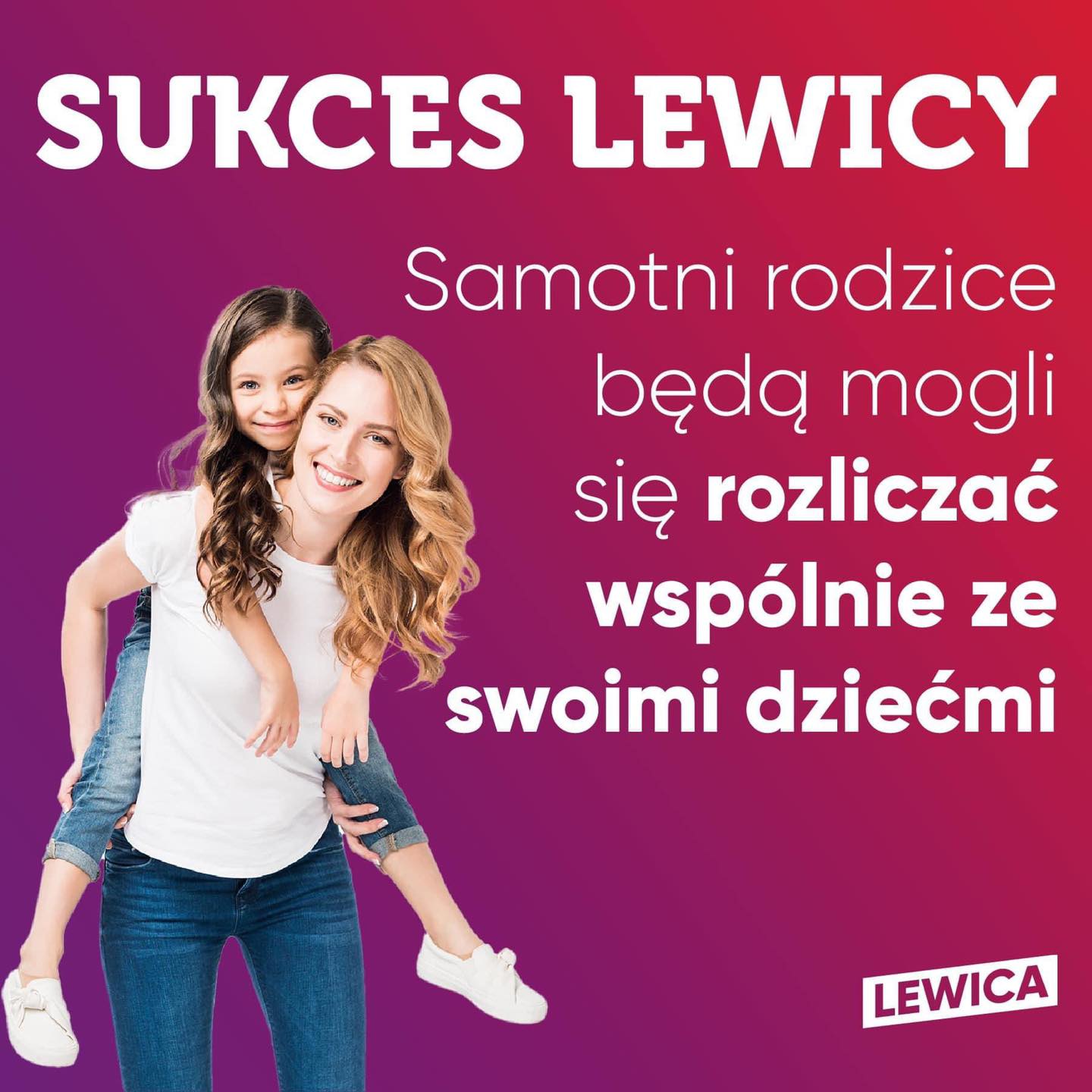 Na zdjęciu przedstawiona jest uśmiechająca się kobieta z dziewczynką siedzącą jej na plecach, z hasłem promującym wsparcie dla samotnych rodziców.