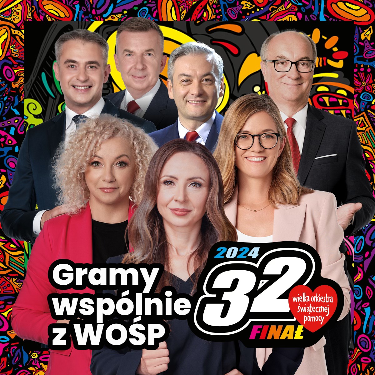 Grupa uśmiechniętych osób w eleganckich strojach na kolorowym, abstrakcyjnym tle z napisem „Gramy wspólnie z WOŚP” i logo 32. Finał Wielkiej Orkiestry Świątecznej Pomocy.