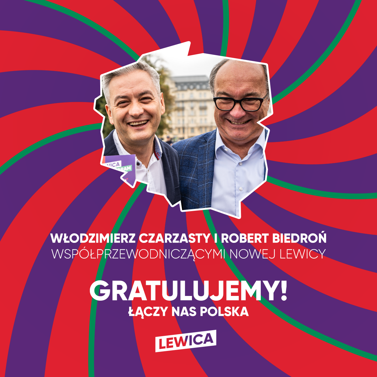 Na zdjęciu widać Włodzimierza Czarzastego i Roberta Biedronia, którzy uśmiechają się, stojąc na tle kolorowego tła z hasłem gratulacyjnym dla Nowej Lewicy.
